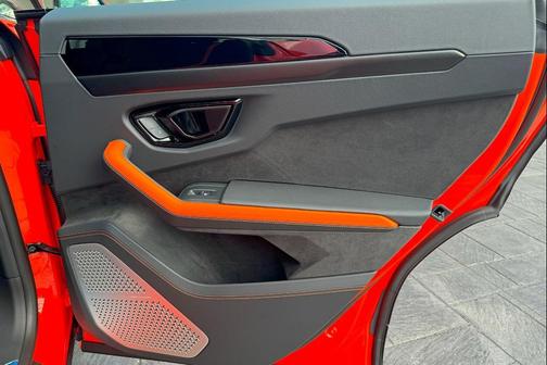 2025 Lamborghini Urus SE