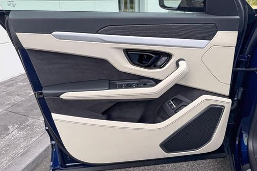 2025 Lamborghini Urus SE