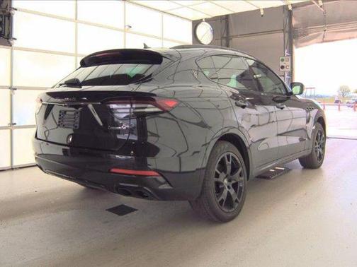 Nero Ribelle Metallic 2022 Maserati Levante GT