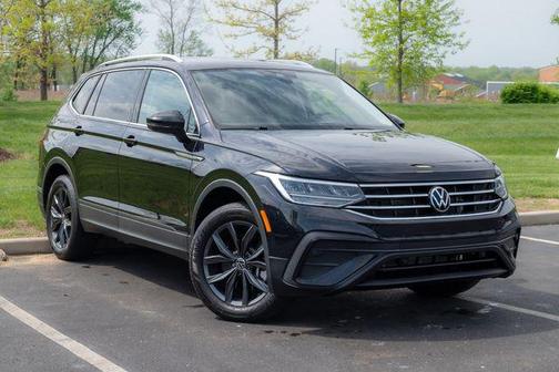 Deep Black 2023 Volkswagen Tiguan 2.0T SE