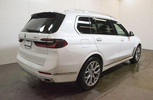 Mineral White Metallic 2023 BMW X7 xDrive40i