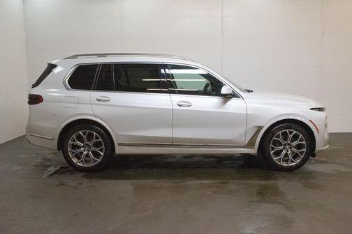 Mineral White Metallic 2023 BMW X7 xDrive40i