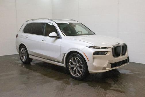 Mineral White Metallic 2023 BMW X7 xDrive40i
