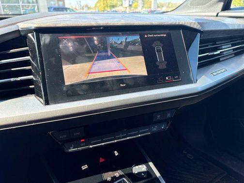 Navarra Blue Metallic 2022 Audi e-tron Premium