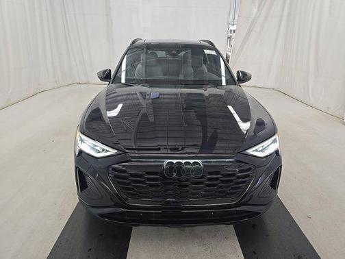 Mythos Black Metallic 2024 Audi Q8 e-tron Prestige