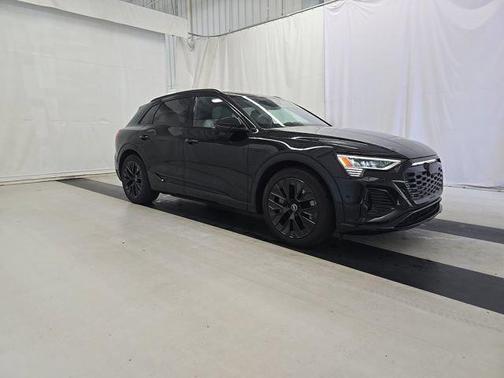 Mythos Black Metallic 2024 Audi Q8 e-tron Prestige