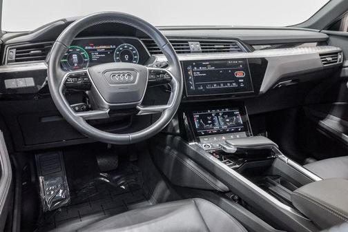 Manhattan Gray Metallic 2022 Audi e-tron Premium