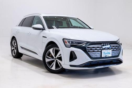 Glacier White Metallic 2024 Audi Q8 e-tron Premium