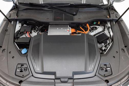 Glacier White Metallic 2024 Audi Q8 e-tron Premium