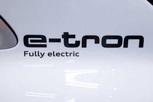 Glacier White Metallic 2024 Audi Q8 e-tron Premium