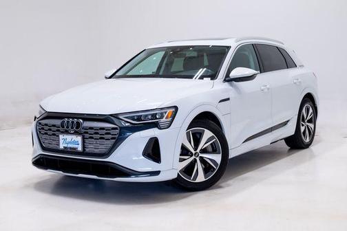 Glacier White Metallic 2024 Audi Q8 e-tron Premium