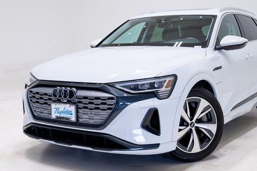Glacier White Metallic 2024 Audi Q8 e-tron Premium