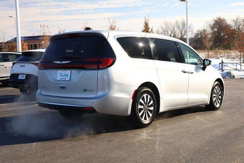 2024 Chrysler Pacifica Hybrid Select