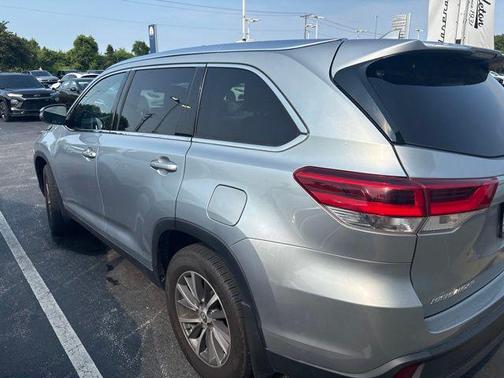 Celestial Silver Metallic 2019 Toyota Highlander XLE