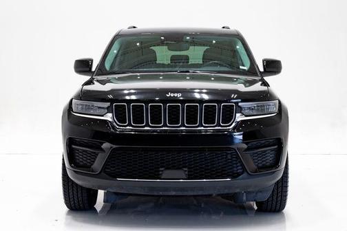 Diamond Black Crystal Pearlcoat 2024 Jeep Grand Cherokee Laredo