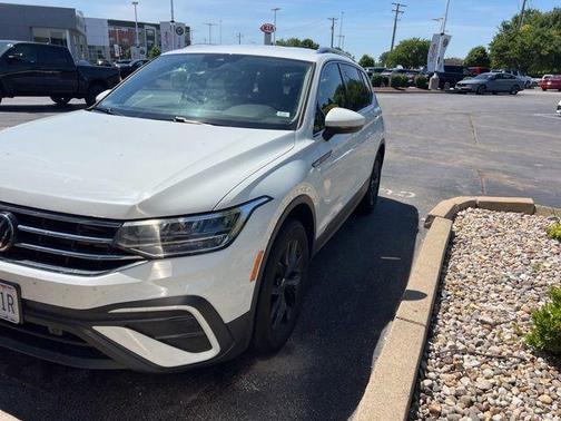 White 2022 Volkswagen Tiguan 2.0T SE