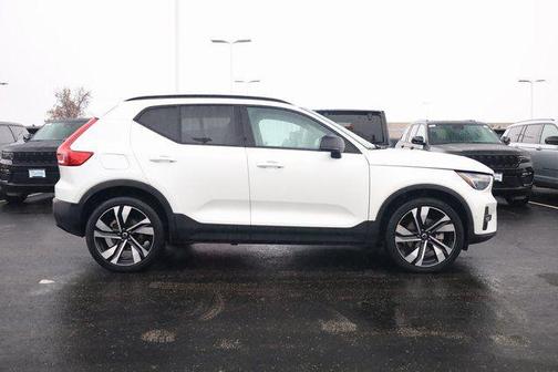 2024 Volvo XC40 B5 Plus Dark Theme