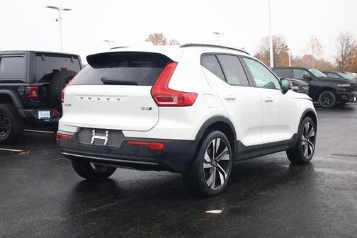 2024 Volvo XC40 B5 Plus Dark Theme