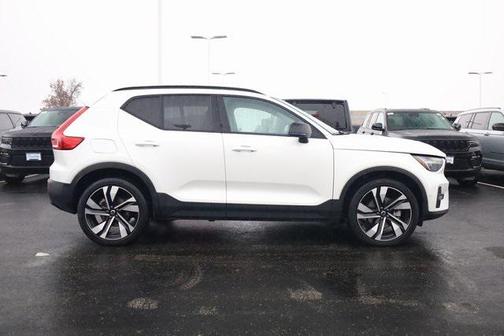 2024 Volvo XC40 B5 Plus Dark Theme