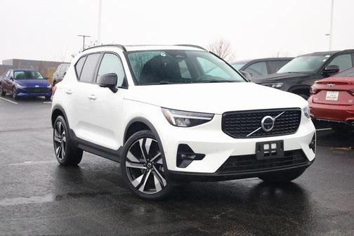 2024 Volvo XC40 B5 Plus Dark Theme