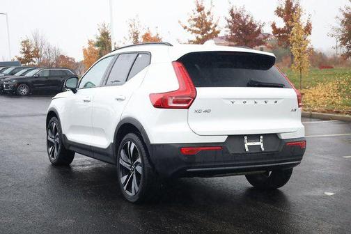 2024 Volvo XC40 B5 Plus Dark Theme