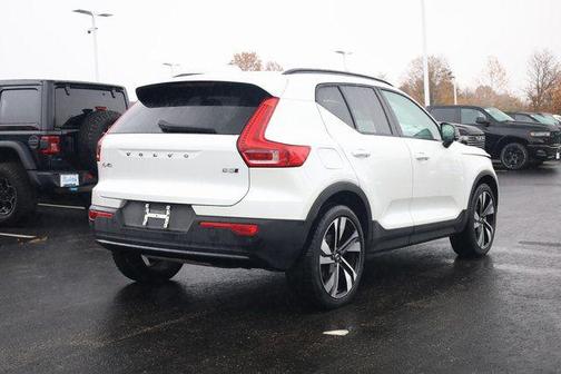 2024 Volvo XC40 B5 Plus Dark Theme