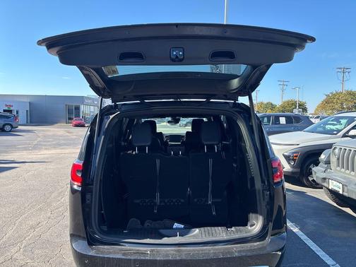 Diamond Black Crystal Pearlcoat 2025 Chrysler Pacifica L