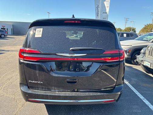 Diamond Black Crystal Pearlcoat 2025 Chrysler Pacifica L