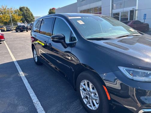 Diamond Black Crystal Pearlcoat 2025 Chrysler Pacifica L