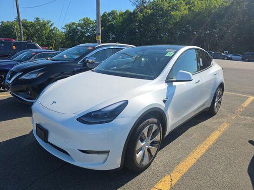 Pearl White Multi-Coat 2024 Tesla Model Y Long Range