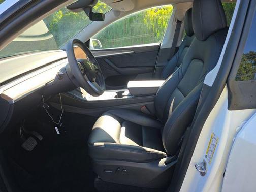 Pearl White Multi-Coat 2024 Tesla Model Y Long Range