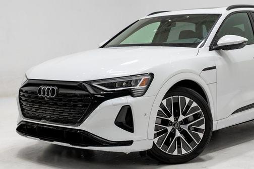 Glacier White Metallic 2024 Audi Q8 e-tron Premium Plus