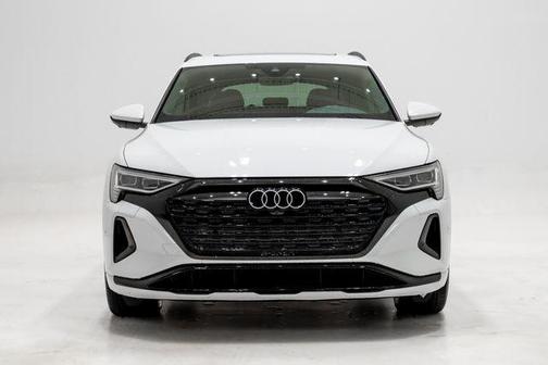 Glacier White Metallic 2024 Audi Q8 e-tron Premium Plus