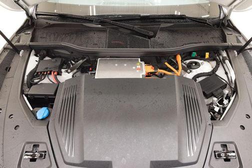 Glacier White Metallic 2024 Audi Q8 e-tron Premium Plus