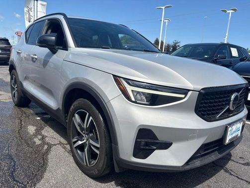 Silver Dawn Metallic 2023 Volvo XC40 B5 Plus Dark Theme