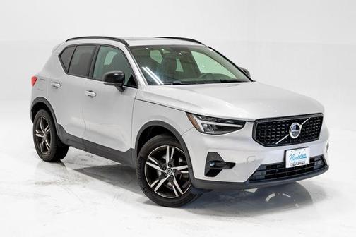 Silver Dawn Metallic 2023 Volvo XC40 B5 Plus Dark Theme