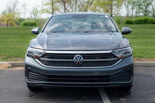 Platinum Gray Metallic 2024 Volkswagen Jetta 1.5T SE