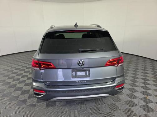 Platinum Gray Metallic 2024 Volkswagen Taos 1.5T SE