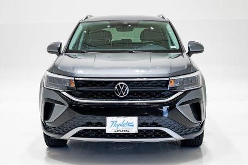 Platinum Gray Metallic 2024 Volkswagen Taos 1.5T SE