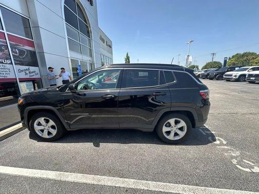 Diamond Black Crystal Pearlcoat 2019 Jeep Compass Latitude