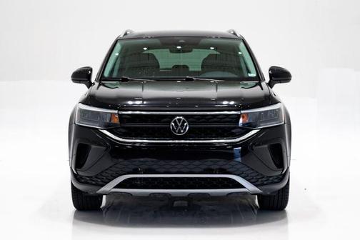 Deep Black Pearl 2024 Volkswagen Taos 1.5T SE