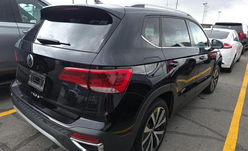 Deep Black Pearl 2024 Volkswagen Taos 1.5T SE