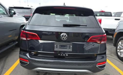 Deep Black Pearl 2024 Volkswagen Taos 1.5T SE