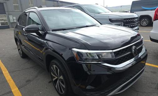 Deep Black Pearl 2024 Volkswagen Taos 1.5T SE