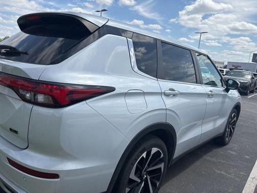 White Diamond 2023 Mitsubishi Outlander SE Black Edition 2WD