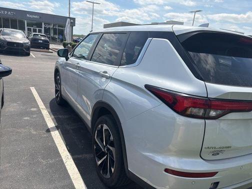 White Diamond 2023 Mitsubishi Outlander SE Black Edition 2WD