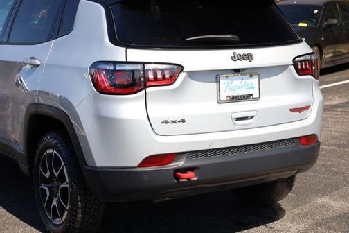 Silver Zynith Metallic Clearcoat 2025 Jeep Compass Trailhawk