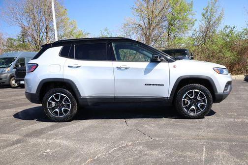 Silver Zynith Metallic Clearcoat 2025 Jeep Compass Trailhawk
