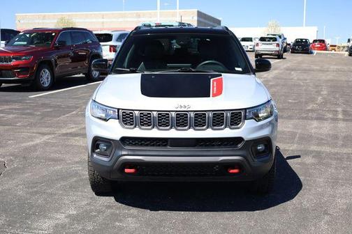 Silver Zynith Metallic Clearcoat 2025 Jeep Compass Trailhawk