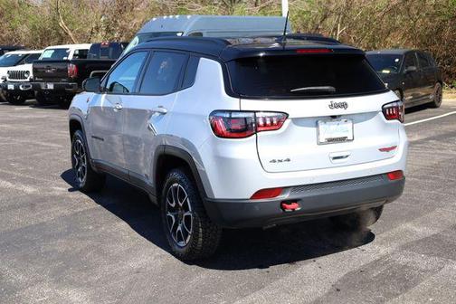 Silver Zynith Metallic Clearcoat 2025 Jeep Compass Trailhawk